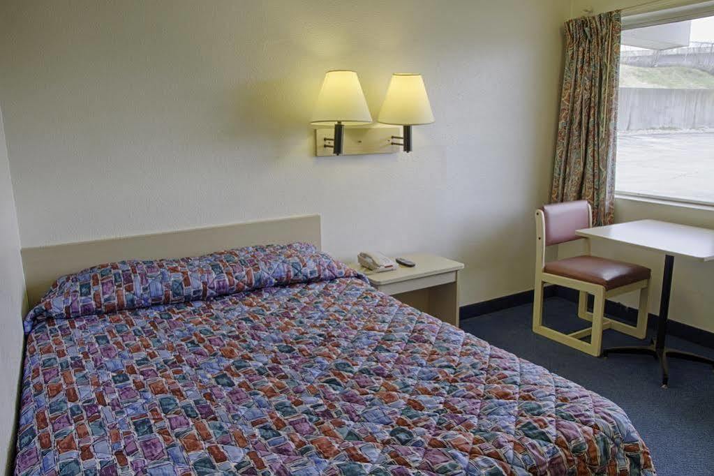 Super 8 By Wyndham Florence Extérieur photo